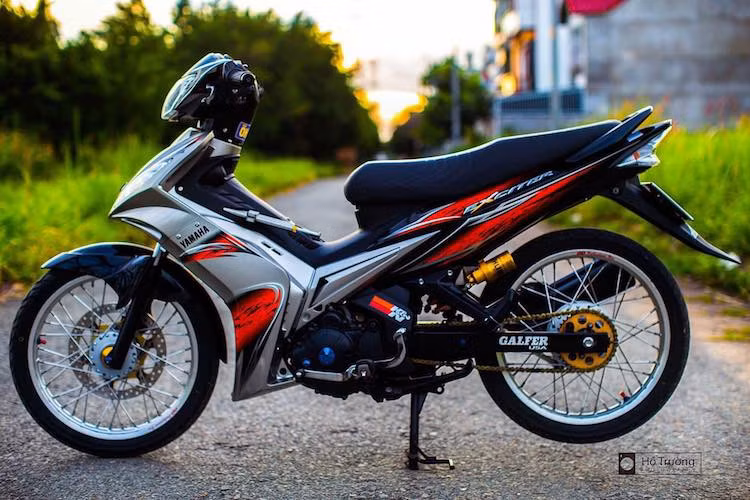 Thay vì mâm đúc nguyên bản với kiểu dáng thể thao, chủ xe đã sử dụng cặp bánh với vành nhôm Racing Boy, khiến cho kiểu dáng nhỏ gọn của chiếc Exciter đời đầu càng trở nên "thanh thoát" hơn. Hệ thống phanh sau của xe vẫn giữ nguyên phanh đùm, nhưng phanh trước được nâng cấp với phanh Brembo 2 pis đối xứng và đĩa Galfer.