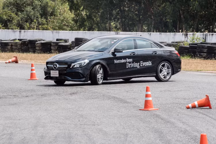 Trong khi đó, bài tập Kiểm soát trượt (Drift) sẽ đem lại cảm giác "chinh phục" khi người lái kiểm soát sự thừa lái của xe qua góc cua nhờ có kỹ năng đánh lái, ga, phanh cùng sự hỗ trợ của các hệ thống điện tử. Cuối cùng, bài tập Vượt địa hình tốc độ cao (Rally) nhiều khả năng sẽ sử dụng những mẫu xe dẫn động 4 bánh để có thể vượt qua nhanh chóng các địa hình như đường đất, đường mấp mô... trong thời gian nhanh nhất.