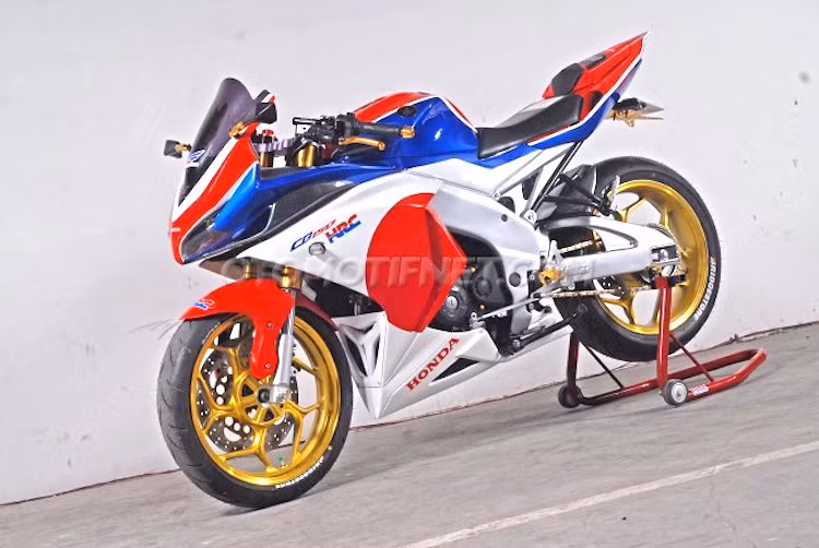 Vốn có kiểu dáng naked-bike nguyên bản, tuy nhiên một biker Indonesia đã tiến hành "lột xác" toàn bộ CB150R Streetfire thành kiểu dáng superbike đầy chất thể thao. Bắt đầu từ "dàn chân" trước, chiếc xe đã được độ phuộc trước USD đi kèm với mâm Axio với bản rộng 3 inch ở phía trước và lốp Bridgestone Battlax S21 kích thước 120/60/17.