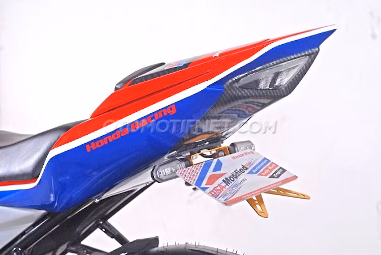 Để có thể "biến hóa" thành superbike, chiếc xe đã được trang bị một bộ quây gió và vỏ nhựa chế mủ hoàn toàn "thửa riêng", không lấy từ bất kỳ mẫu sportbike nào. Lấy cảm hứng từ mẫu xe siêu Moto GP "đường phố" Honda RC213V-S, bộ vỏ của xe đã được sơn airbrush phong cách HRC với 3 màu trắng-đỏ-xanh quen thuộc. Bộ đèn trước cũng là "hàng thửa", trong khi đèn sau được tận dụng từ CB150R Streetfre nguyên bản,