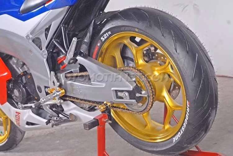 Với bánh sau sử dụng mâm Asio bản "khủng" lên tới 5,5 inch và lốp Bridgestone Battlax S21 kích thước 150/60/17, chiếc CB150R Streetfire đã có kiểu dáng thể thao và "đồ sộ" như những mẫu siêu xe môtô "hạng nặng" từ 600 cc trở lên.