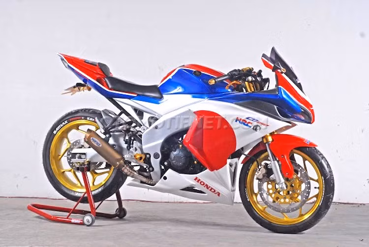  Honda CB150R Streetfire là một mẫu xe côn tay phân khối nhỏ hoàn toàn mới, được ra mắt lần đầu tại Indonesia vào tháng 8/2015. Là phiên bản naked bike của CBR150R, chiếc xe chia sẻ chung bộ khung, cục máy 150 cc DOHC và hệ thống treo với "người anh em" sportbike của mình.