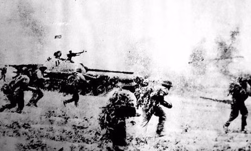 Chuyen chua ke ve qua bom cam dich nem xuong Xuan Loc