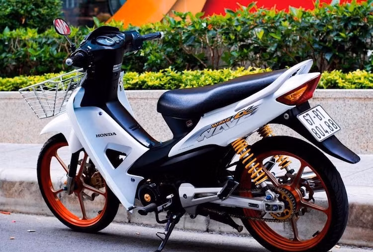 Cùng với bảng đồng hồ điện tử Koso RX2 được chế khéo léo vào nhựa gáy nguyên bản của xe, bản độ Wave Alpha kiểng của biker An Giang đã hoàn thành, khiến mẫu xe số phổ thông này trở nên bắt mắt hơn mà không mất đi vẻ đẹp nguyên bản.