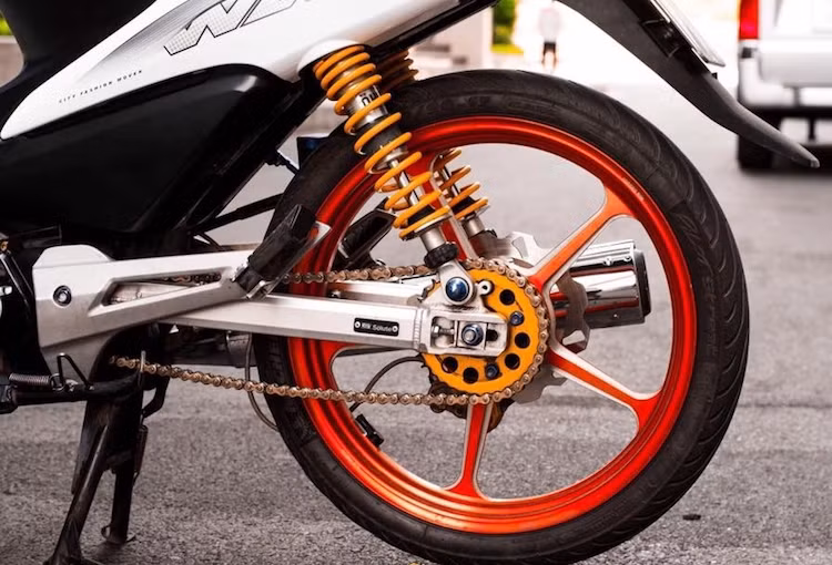 Trong khi đó, phía sau chiếc xe cũng được độ "khủng" không kém với cặp phuộc Ohlins "hàng hiệu" cùng bộ gắp nhôm Solute nhẹ và cứng cáp hơn. Sức mạnh động cơ được dẫn truyền tới bánh sau thông qua xích DID và đĩa tải CNC đều có màu vàng nổi bật.