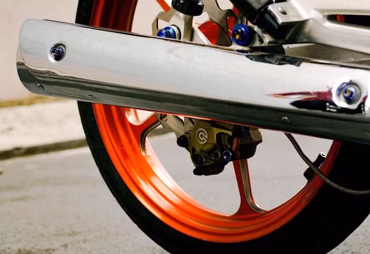 Giống như phía trước, bánh sau của xe cũng đi mâm Racing Boy CNC kèm hệ thống phanh Brembo 2 pis và đĩa Galfer. Cả 2 bánh xe đều sử dụng lốp Michelin Pilot Street cho độ bám đường cao. Một loạt các con ốc titan Proti được bắt ở nhiều chi tiết trên xe khiến cho chiếc Honda Wave Alpha độ càng bắt mắt hơn.