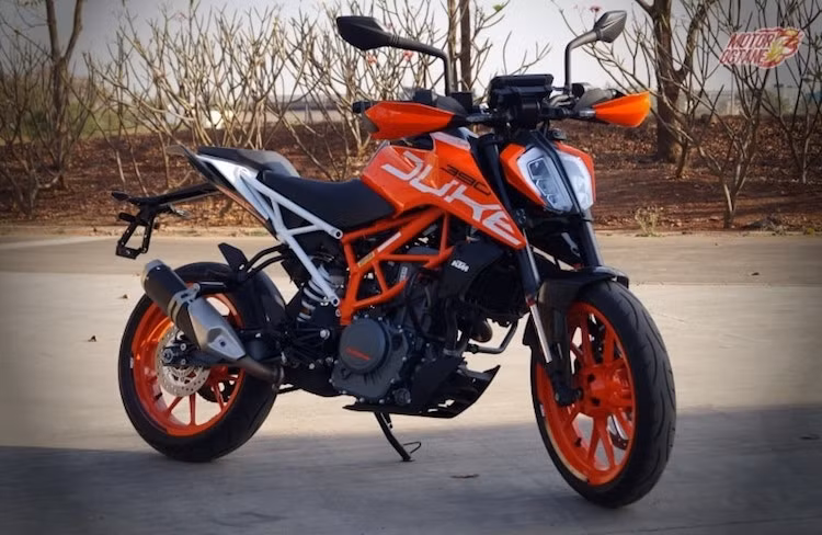 Được ra mắt lần đầu tại triển lãm EICMA 2016 hồi tháng 11/2016, KTM Duke 390 2017 có thiết kế kiểu dáng hoàn toàn mới, nhưng vẫn được phát triển dựa trên nền tảng khung chính, máy, hệ thống treo, phanh và bánh của thế hệ cũ.