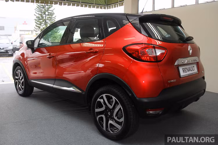 Có chiều dài 4122 mm và rộng 1778 mm, Renault Captur là một chiếc crossover cỡ nhỏ, được thiết kế nhằm cạnh tranh với các đối thủ như Nissan Juke, Peugeot 2008, Ford EcoSPort, Honda HR-V hay Mazda CX-3.