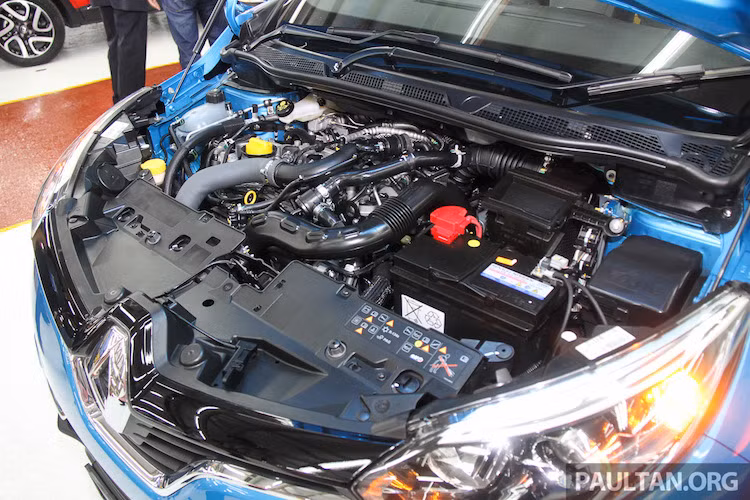 Về động cơ, Captur được trang bị cỗ máy 1.5l với công suất tối đa 120 mã lực và mô-men xoắn cực đại 190 Nm. Xe sử dụng hệ dẫn động cầu trước và có hộp số tự động ly hợp kép 6 cấp. Với hệ động lực này, Captur có khả năng đạt 0-100 km/h trong 10,9 giây và tốc độ tối đa khoảng 192 km/h.