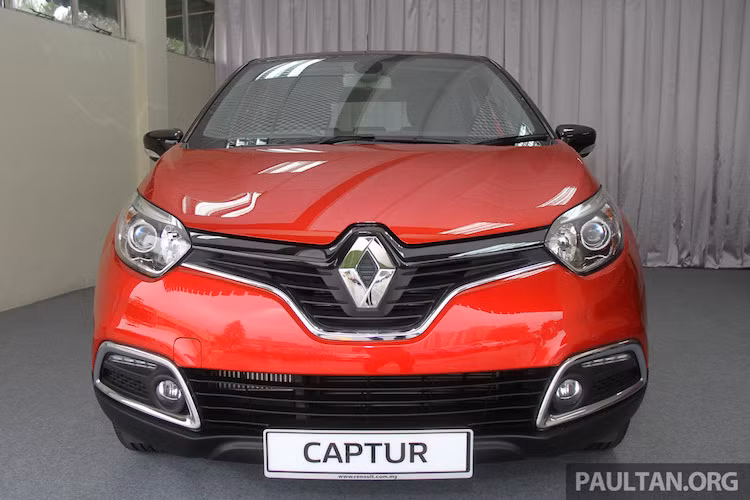 Dựa trên cơ sở chassis của chiếc hatchback hạng B Clio, Captur nổi bật bởi lối thiết kế trẻ trung và đầy "vui nhộn" mà Renault đang cố theo đuổi.