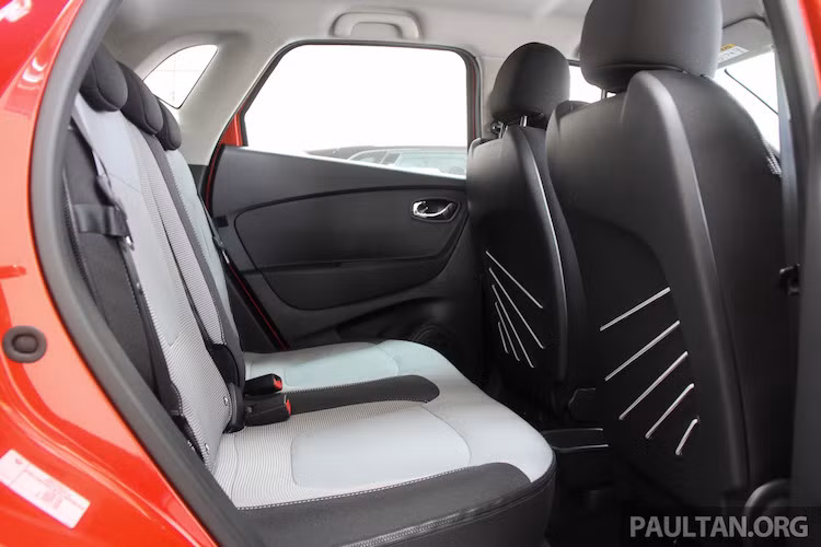 Các trang bị khác tiêu chuẩn khác của Renault Captur bản lắp ráp tại Malaysia không thay đổi so với bản nhập khẩu trước đó với hệ thống đèn LED ban ngày, khởi động không cần chìa, camera lùi, gạt mưa và đèn tự động, điều hòa tự động, định vị dẫn hướng, các kết nối Bluetooth, USB, jack 3,5 mm...