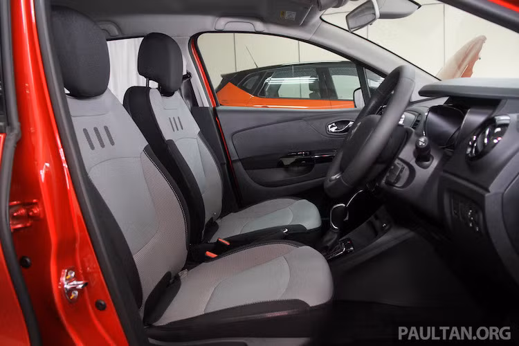 Các ghế ngồi chỉ được bọc vải, nhưng có cách phối màu trẻ trung cam-xám. Với mức giá rẻ, mẫu xe crossover cỡ nhỏ Captur cũng không có ghế chỉnh điện và cửa gió điều hòa độc lập cho hàng ghế sau. Tuy nhiên xe vẫn được trang bị hệ thống thông tin giải trí MediaNav với màn hình cảm ứng 7 inch khá hiện đại.