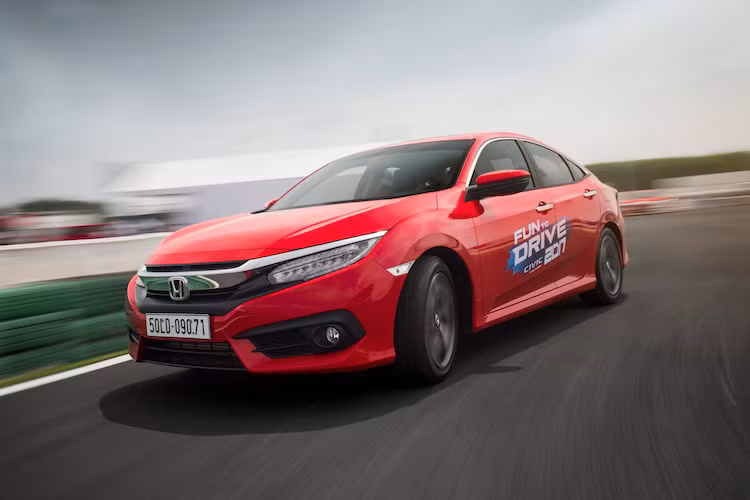 Để kiểm chứng tính năng vận hành của Civic thế hệ thứ 10 và mang đến trải nghiệm trọn vẹn cho người tham dự, chương trình Fun-to-Drive năm nay tăng thêm đáng kể thời gian trải nghiệm cho người lái, đồng thời các bài thi cũng được thiết kế thử thách và hấp dẫn hơn, đòi hỏi những kỹ năng lái xe tổng hợp chuyên sâu hơn trong điều kiện luôn tuân thủ các quy định về an toàn.