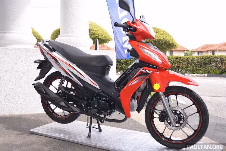 Modenas là hãng xe máy được thành lập bởi Chính phủ Malaysia nhằm tạo ra những mẫu xe phân khối nhỏ dưới 200 cc với giá rẻ. Vào năm 1996, dòng xe đầu tiên của hãng là Modenas Kriss đã chính thức được ra mắt và mới đây, phiên bản mới nhất của chiếc xe máy Modenas Kriss MR2 vừa được ra mắt tại Malaysia. Vào khoảng cuối thập niên 90, Modenas Kriss đã từng được lắp ráp và bán tại Việt Nam theo dạng CKD.