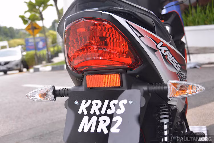 Cũng giống như những dòng xe phân khối nhỏ khác tại Malaysia, do quy định trong luật của nước này nên xi-nhan của Kriss 110 được gắn ở pát chắn bùn trên xe. Nằm phía trên là cụm đèn hậu không có điểm đặc biệt nào.