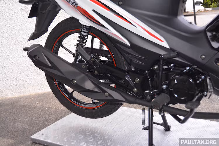 Dù được coi là đối thủ Honda Wave 110 nhưng trên thực tế, động cơ của Modena Kriss MR2 lại sử dụng thiết kế từ chính đối thủ lớn nhất của mình. Xe sở hữu cục máy 1 xi-lanh SOHC 2 van làm mát bằng không khí với chế hòa khí và 4 cấp số, cho công suất tối đa 8,3 mã lực và mô-men xoắn cực đại 8,2 Nm.