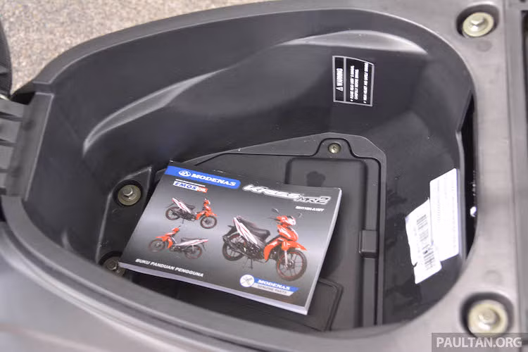 Nằm ở bên dưới yên xe là bình xăng với thể tích 4,5 lít, bên dưới là một hộc chứa đồ rộng 6,6 lít. Hộc chứa đồ này có thể chứa vừa một mũ bảo hiểm nửa đầu cùng vài vật dụng cá nhân nhỏ khác như ví, hộp kính...