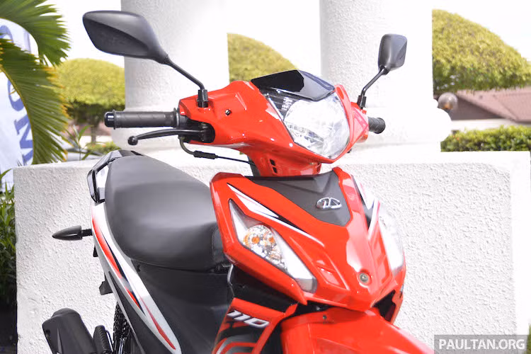 Hướng vào đối thủ tới từ Honda, Kriss MR2 cũng có thiết kế theo phong cách khá giống các dòng xe số phổ thông khác hiện nay. Phần đầu xe gồm có một đèn pha lớn, bên dưới là cặp đèn demi kèm xi-nhan sắc sảo hơn được đặt ở mặt nạ trước.