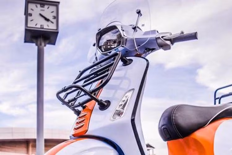 So với những chiếc xe tay ga Vespa Sprint khác, chiếc xe này gây ấn tượng đặc biệt bởi toàn thân được sơn tông màu xanh-cam theo phong cách tem đấu Gulf Racing từng rất thịnh hành trên những chiếc ôtô đua. Toàn bộ các phụ kiện đi kèm phiên bản Vespa Sprint Adventure như kính chắn gió và baga trước sau đã được trang bị đầy đủ.