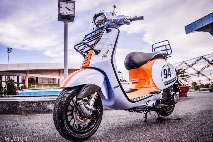 Bên cạnh phiên bản Vespa Primavera cho phái đẹp, Piaggio còn dành cho các khách hàng nam giới tại Việt Nam chiếc Piaggio Vespa Sprint. So với Primavera, Vespa Sprint sở hữu thiết kế thân xe tương tự nhưng có một số điểm khác biệt như phần đầu góc cạnh hơn và đường kính bánh lớn hơn.