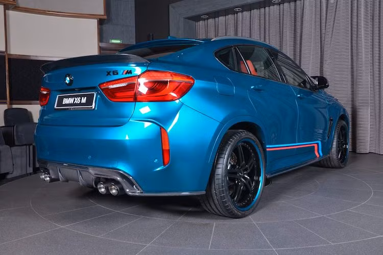 Đối xứng hai bên cản sau với cánh khuếch tán dưới gầm bằng sợi carbon của 3D Design là hệ thống xả full system Akrapovic Evolution, đem tới âm thanh ấn tượng hơn từ động cơ V8 của X6M.