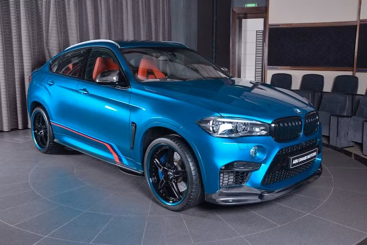 Về hệ động lực, chiếc BMW X6M này vẫn giữ nguyên động cơ V8 4.4l tăng áp kép, cho công suất tối đa 567 mã lực và mô-men xoắn cực đại 749 Nm. Cùng với "người anh em" X5M, chiếc xe đang là một trong những mẫu SUV mạnh mẽ nhất Thế giới.