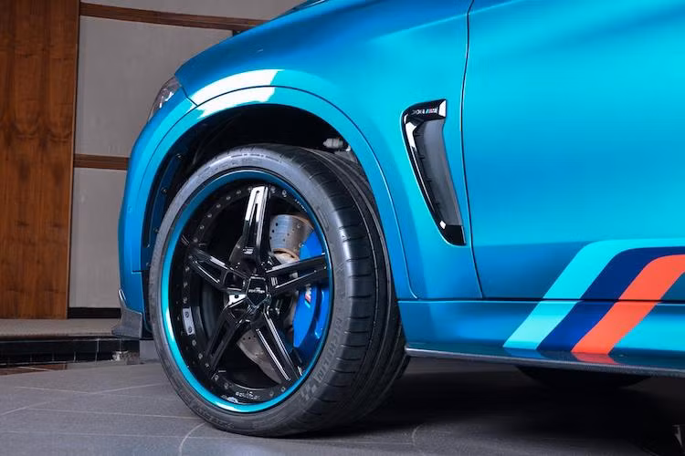 Một điểm nổi bật trên chiếc X6M này là bộ mâm "khủng" với đường kính lên tới 23 inch AC1 Forged của hãng AC Schnitzer, với thiết kế 5 cánh kép thể thao. Nằm phía trên cửa sau, 3D Design cũng đã lắp cho xe một cánh đuôi dạng nẹp.