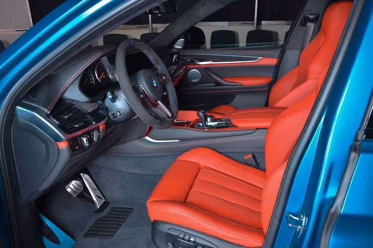 Ở bên trong nội thất, chiếc X6M đã được chủ xe đặt hàng với da bọc toàn bộ cabin có màu đỏ nổi bật. Ngoài ra, các chi tiết ốp trang trí bên trong xe đã được làm từ sợi carbon.