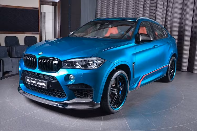 So với phần còn lại của Thế giới, những tay chơi Ả Rập thường rất "chịu chơi" khi chọn mua xe. Ngoài chiếc xe nguyên bản, họ thường đặt mua toàn bộ các tùy chọn phụ kiện khác. Chiếc coupe SUV BMW X6M nằm tại showroom BMW Abu Dhabi trong bài viết này là một ví dụ.