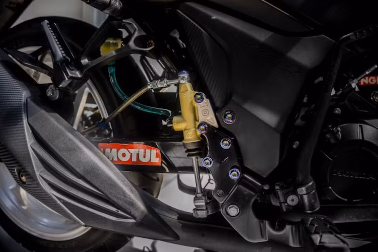 Khối động cơ xi-lanh đơn DOHC cùng hệ thống xả nguyên bản của Winner hoàn toàn được chủ xe giữ nguyên, không thay đổi về kết cấu bên trong. Nằm ở phía sau dàn để chân, hệ thống phanh sau của xe cũng được nâng cấp, bắt đầu từ pen đạp Brembo kèm pad nhôm CNC với logo Brembo khắc tinh xảo.