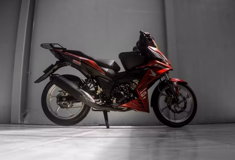 Sau hai năm có mặt tại thị trường xe máy Việt, mẫu xe Honda Winner 150 đã dần khẳng định được "chỗ đứng" của mình trong giới chơi xe. Bên cạnh những bản độ Winner "khủng", nhiều biker cũng đã mua chiếc xe về, nhằm mục đích có một phương tiện di chuyển hàng ngày và "đi phượt" với phong cách mạnh mẽ nhưng chi phí hợp lý.