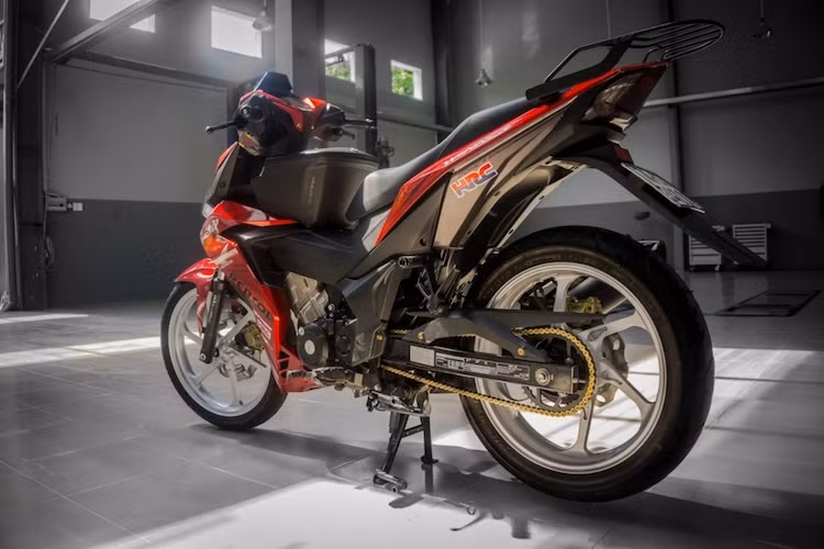 Chiếc Honda Winner 150 trong bài được một người chơi xe tại Sài Gòn trang bị cho một số phụ tùng hữu dụng để "đi tour", cùng với "dàn chân" đẹp mắt và hệ thống phanh nâng cấp toàn diện để đảm bảo an toàn. Bên cạnh việc đẹp mắt hơn, chi phí độ mẫu xe này cũng không quá đắt.