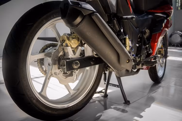 Hệ thống phanh đĩa sau của xe cũng đã được chủ nhân nâng cấp với heo Brembo 2 pis và đĩa Galfer. Cả 2 lốp dạng nguyên bản nhưng sử dụng loại bám đường hơn. Một số phụ kiện touring như hộp đồ ở lườn giữa, mào chắn gió trước đầu xe và baga kèm tay xách phía sau khiến chiếc Honda Winner 150 độ luôn sẵn sàng cho những hành trình xa.