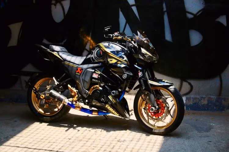 Được nhập về Việt Nam từ thị trường Ấn Độ, mẫu xe môtô cỡ nhỏ Yamaha FZ-S 150 hay Yamaha FZ-S Byson là mẫu naked-bike giá rẻ, hướng tới nhóm khách hàng trẻ. Dù có động cơ khác và yếu hơn so với chiếc FZ150i tại Việt Nam nhưng mẫu xe này vẫn được nhiều biker Việt ưa chuộng bởi kiểu dáng "cơ bắp" hơn.