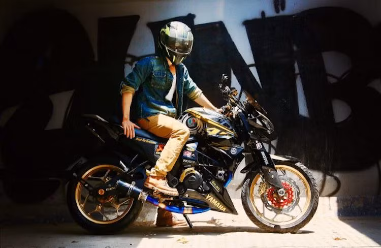 Từ chiếc FZ-S vốn đã trông rất khỏe khoắn, một biker trẻ tại Sài Gòn đã tiếp tục "lên đồ chơi" cho chiếc xe để khiến nó trở nên thể thao hơn. Ngay từ cái nhìn đầu tiên, chiếc xe đã gây ấn tượng bởi bộ tem dán theo phong cách VR46.