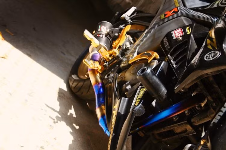 Với dung tích 150 cc, động cơ của FZ-S có kích thước khá nhỏ nhắn. Để khắc phục nhược điểm này, chủ xe đã lắp cho chiếc FZ-S những tấm ốp 2 bên thân xe và "mỏ cày" ở bên dưới. Nằm hai bên lốc máy là những tấm ốp bảo vệ bằng nhôm đẹp mắt.