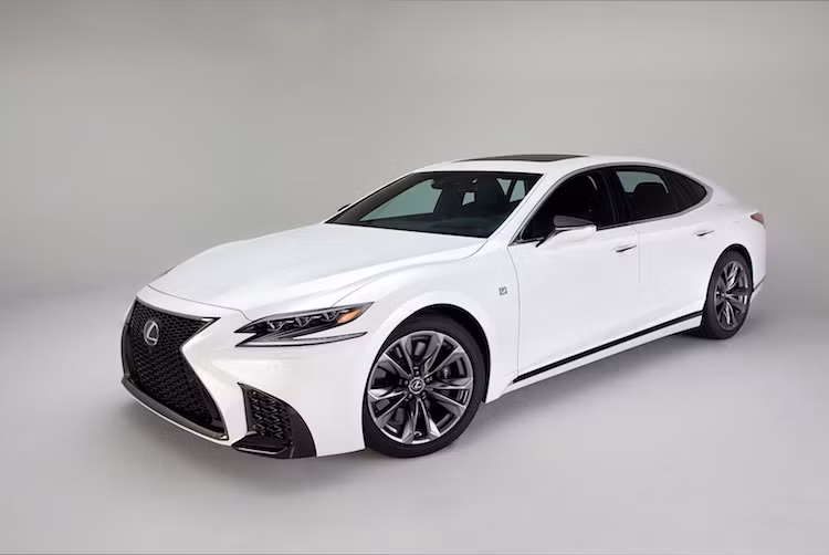 Hệ động lực của những chiếc Lexus LS thế hệ mới với gói trang bị F Sport không có sự thay đổi. Trong đó, phiên bản LS500 có máy xăng 3.5l V6 tăng áp kép, có công suất tối đa 415 mã lực và mô-men xoắn cực đại 600 Nm. Phiên bản LS500h sử dụng động cơ V6 3.5l nạp khí tự nhiên kèm mô-tơ điện để cho tổng công suất 354 mã lực.