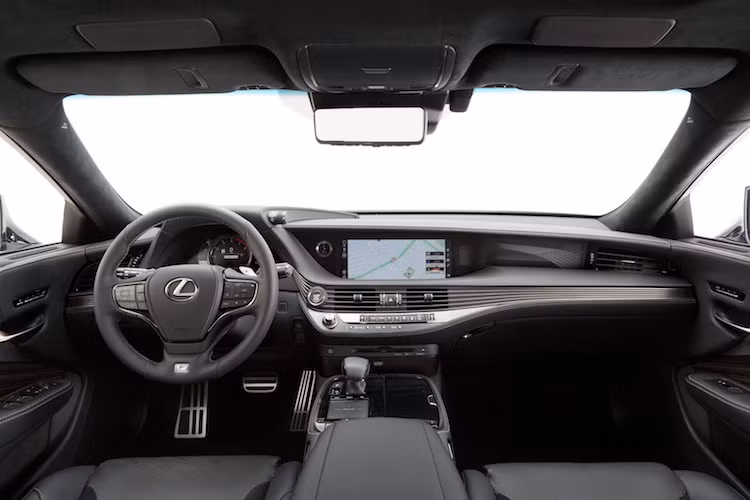 Ở bên trong nội thất, LS F Sport vẫn giữ nguyên thiết kế cabin tinh tế, hiện đại cùng một loạt các trang bị xa hoa như của phiên bản thường. Những thay đổi dễ nhận biết nhất của chiếc xe là vô-lăng thể thao F Sport và các pedal bằng kim loại với bề mặt chống trượt.