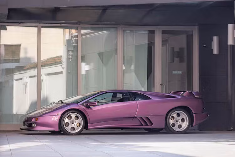 Hiện nay hãng siêu xe Lamborghini đã tròn 54 tuổi và trong dịp kỷ niệm 50 năm cách đây 4 năm, hãng đã "trình làng" chiếc Aventador LP720-4 Anniversario. Vào năm 1993, để kỷ niệm 30 năm thành lập, Lamborghini đã từng tung ra một siêu xe đặc biệt Lamborghini Diablo SE30, dựa trên cơ sở dòng siêu xe hàng đầu của hãng lúc đó là Diablo.