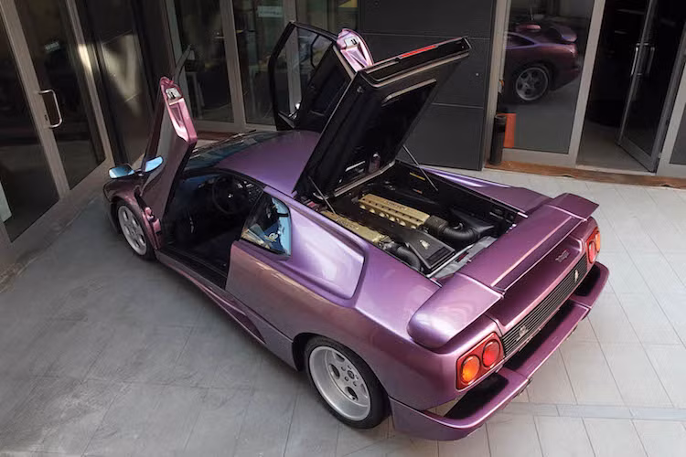 Không giống như những chiếc Diablo VT thường, phiên bản Diablo SE30 đã được loại bỏ cầu trước, chỉ dẫn động cầu sau để giảm trọng lượng. Dù đã ra mắt được hơn 20 năm nhưng chiếc xe vẫn có thể tăng tốc từ 0-100 km/h trong 4 giây và tốc độ tối đa 333 km/h.