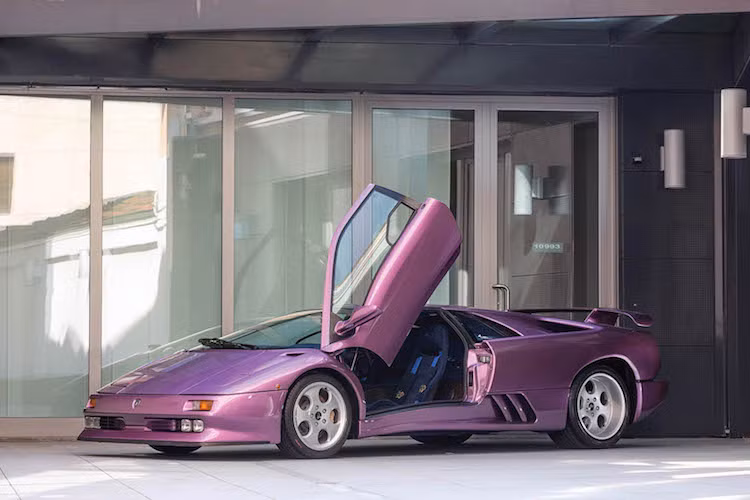 Chỉ có tổng cộng 150 chiếc Diablo SE30 được Lamborghini sản xuất. Chiếc xe trong bài viết này là chiếc đầu tiên trên Thế giới, vốn được bán cho chủ xe đầu tiên ở Milan, Ý trước khi "qua tay" một tay chơi khác ở Italia. Hiện chiếc Diablo SE30 đầu tiên đang ở Anh Quốc.