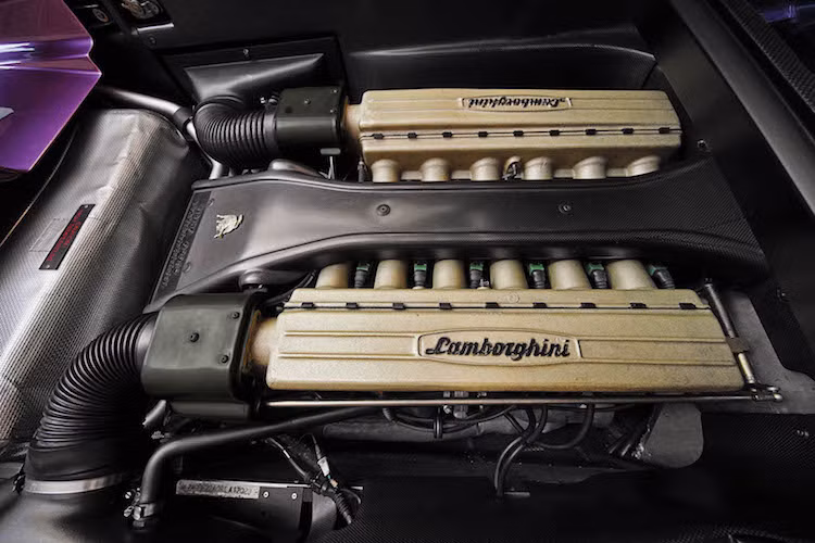 So với phiên bản thường, Lamborghini Diablo SE30 vẫn tiếp tục được trang bị khối động cơ V12 5.7l nạp khí tự nhiên. Tuy nhiên trên pheien bản này, Lamborghini đã nâng cấp công suất từ 485 mã lực lên thành 523 mã lực trong khi mô-men xoắn vẫn giữ nguyên 580 Nm. Xe được trang bị hộp số sàn 5 cấp.