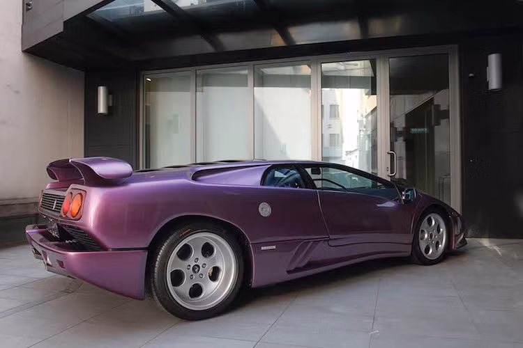 Theo truyền thống lúc đó của Lamborghini, Diablo SE30 cũng được trang bị bộ mâm 5 lỗ tròn với tên gọi Phone Dial (vòng quay số của điện thoại bàn cổ). Một điểm đặc biệt của những chiếc Diablo SE30 là màu sơn tím, khiến chúng trở nên nổi bật ngay cả khi đứng cạnh những siêu xe Lamborghini khác.