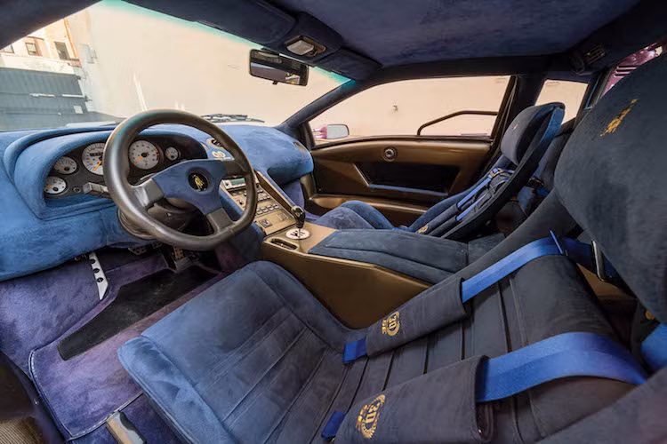 Tương tự như ngoại thất, nội thất của chiếc xe cũng được bọc hoàn toàn trong vải nhung alcantara màu tím cực "nổi". Theo phong cách xe đua, Diablo SE30 được trang bị vô lăng thể thao 3 chấu và cặp ghế với dây đai an toàn 4 điểm.