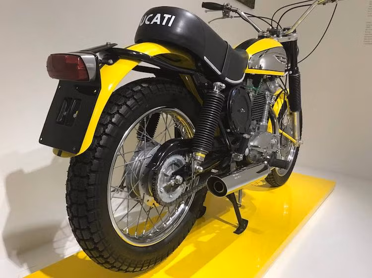 Khí thải động cơ được dẫn qua một ống xả với đuôi cắt vát đặt ở bên phải thân xe. Cũng giống như phần đầu, đuôi của Scrambler chỉ có duy nhất đèn hậu mà không có đèn xi-nhan. Xe có bình xăng 12,6 lít và mức tiêu thụ trung bình 5 lít/100 km.