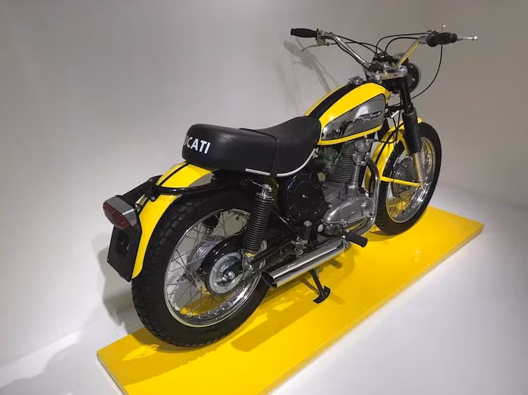 Tới năm 1976, dòng xe Scrambler bị Ducati "khai tử" và phải tới năm 2015 nó mới được hãng xe Ducati "tái sinh". Dù mang tên Scrambler nhưng hướng tới nhiều đối tượng khách hàng hơn, lần này Ducati còn tạo ra những chiếc Scrambler mới với nhiều kiểu dáng khác nhau như địa hình enduro hay cafe racer.