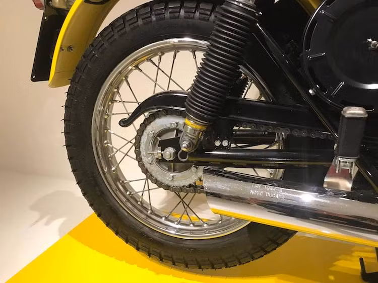 Ở phía sau, chiếc xe vẫn sử dụng cấu hình vành 18 inch của Borrani nhưng có lốp bản rộng hơn là 4 inch. Tương tự, phuộc sau của xe cũng do Marzocchi cung cấp và có thể điều chỉnh 3 cấp độ. Trong khi đó, hệ thống phanh sau được giảm đường kính trống phanh xuống còn 160 mm và chỉ có 1 má kẹp.