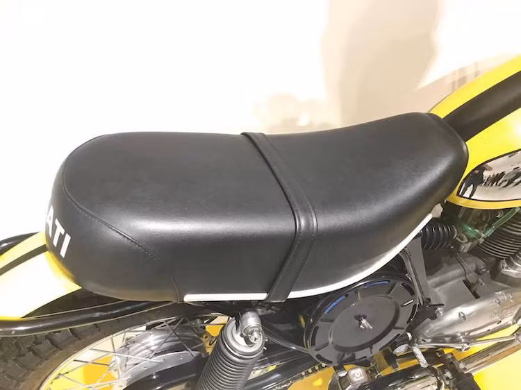 Ducati Scrambler được trang bị yên đủ chỗ cho 2 người ngồi và có chiều cao 770 mm. Với tư thế ngồi thoải mái và nằm chính giữa thân xe, bộ khung thép có chất lượng xuất sắc cùng thiết kế phong cách nên dù sở hữu động cơ không quá mạnh mẽ, Scrambler 1968 vẫn trở thành một trong những mẫu xe được ưa chuộng nhất vào cuối thập niên 60 ở châu Âu.