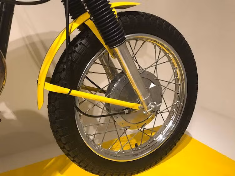 Ở phía trước, Scrambler sở hữu vành nan của hãng Borrani với đường kính 18 inch, đi kèm lốp rộng 3,5 inch. Nằm ở tâm bánh xe là hệ thống phanh đùm có đường kính 180 mm với 2 trống phanh. Phuộc trước của xe do hãng Marzocchi cung cấp và có dạng ống lồng với khoảng hành trình 35 mm.