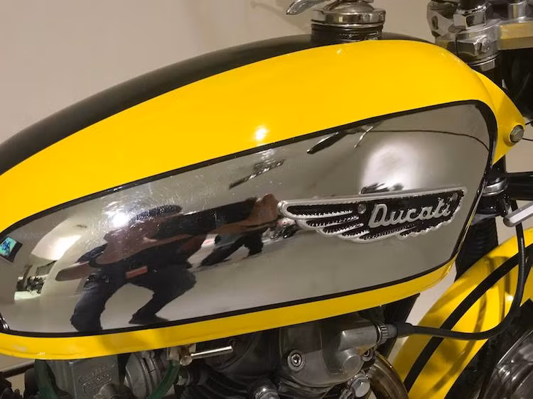 Hai bên bình xăng của chiếc xe được mạ bóng kèm logo Ducati cánh chim cổ điển, trong khi phần còn lại của chiếc xe sơn màu vàng và được trang trí bởi các đường viền đen. Cách phối màu này đã được Ducati tái sử dụng một cách chính xác trên chiếc Ducati Scrambler Icon thế hệ mới vào 46 năm sau đó.